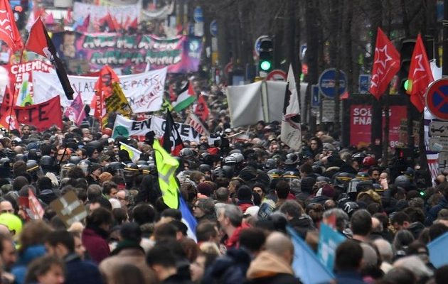 Παρίσι: Εκατοντάδες χιλιάδες καταναλωτές διαδήλωσαν κατά της ακρίβειας με επικεφαλής τον Μελανσόν