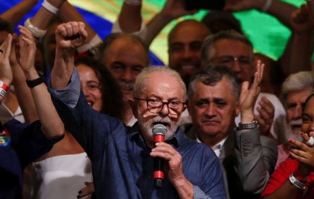 Ποιος είναι ο σοσιαλιστής νέος πρόεδρος της Βραζιλίας που αναλαμβάνει τα ηνία της χώρας για 3η φορά