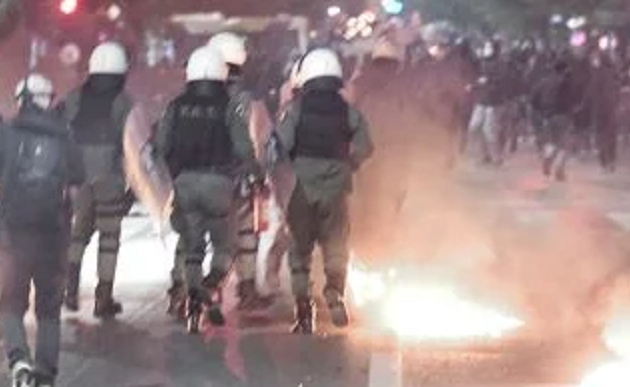 Χημικά και βόμβες μολότοφ στην πορεία στο Α.Τ. Ομόνοιας για τον βιασμό της 19χρονης