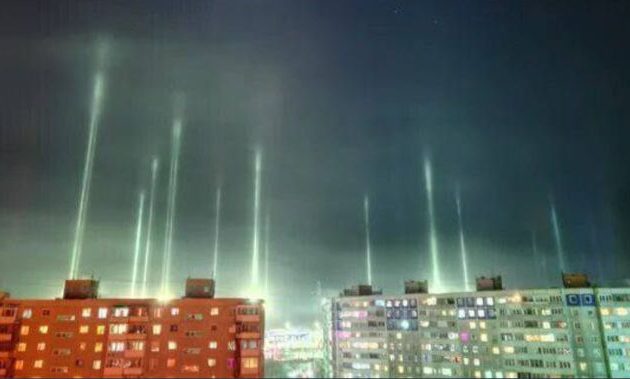 Ρωσία: Εμφανίστηκαν παράξενες φωτεινές στήλες σε πόλεις – Εξωγήινοι ή μυστικό υπερόπλο;