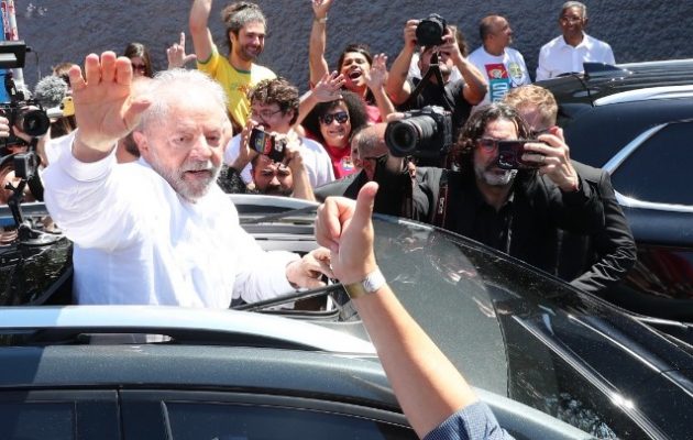 Βραζιλία-Προεδρικές εκλογές: Θρίλερ με μικρό προβάδισμα Λούλα στο 95% των ψήφων