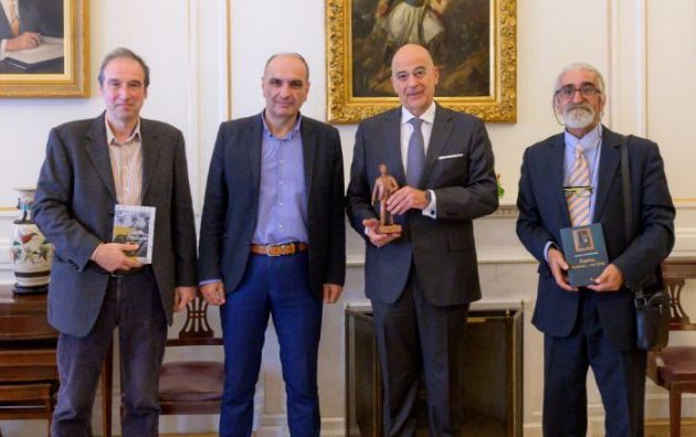 Με συγκίνηση ο Δένδιας συναντήθηκε με το Σωματείο Δράσης «Νίκος Καπετανίδης»