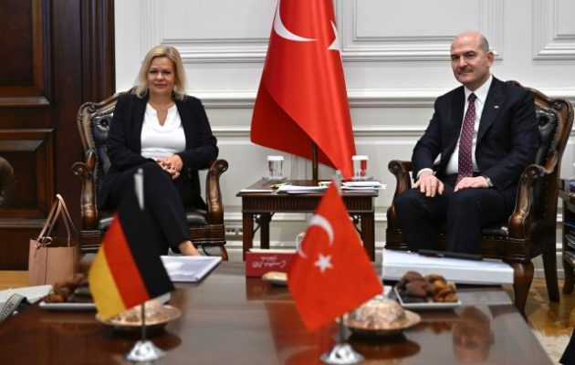 Δημόσια αντιπαράθεση Φέζερ και Σοϊλού για τους τουρκικούς βομβαρδισμούς σε κουρδικούς στόχους