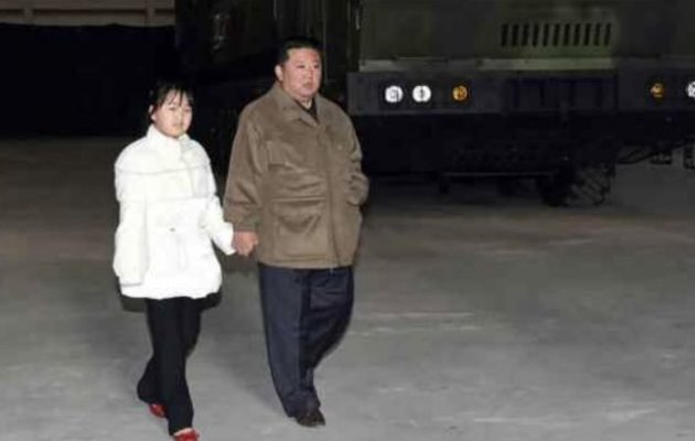 Ο Κιμ Γιονγκ Ουν εμφανίστηκε με την κόρη του στην εκτόξευση διηπειρωτικού πυραύλου