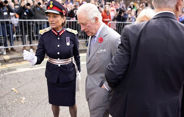 Βρετανία: Ο απίστευτος όρος που αφέθηκε ελεύθερος ο φοιτητής που πέταξε αυγά στον βασιλιά Κάρολο