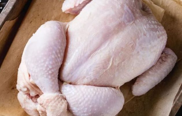 Πύργος: 55χρονος αγόρασε φρέσκο κοτόπουλο και το έφαγε ωμό στη μέση του δρόμου