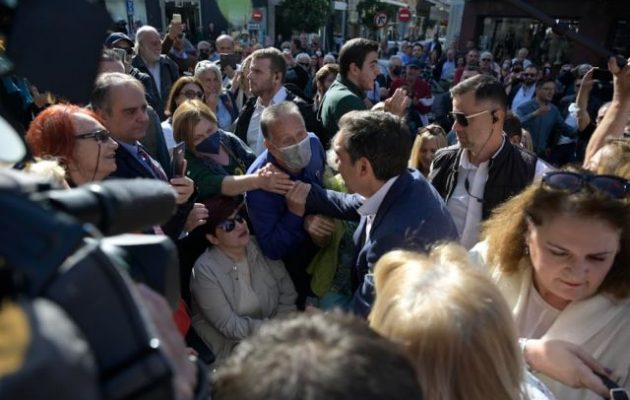 Τσίπρας: Οι μεσαίοι γίνονται φτωχοί, οι φτωχοί απελπισμένοι και οι γαλάζιες ακρίδες εφορμούν στο δημόσιο πλούτο