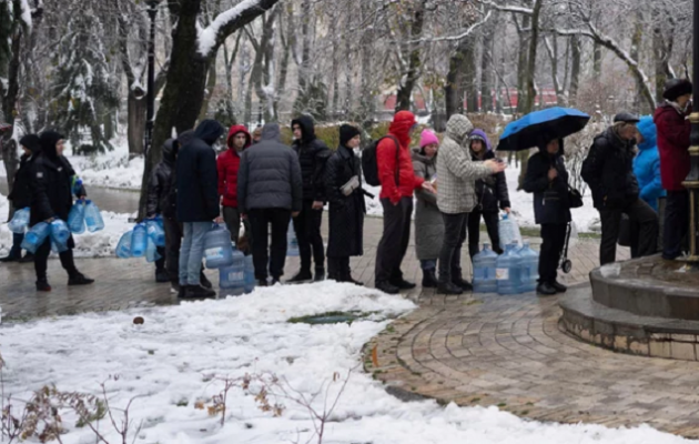 Κίεβο: Παγώνουν εκατομμύρια Ουκρανοί χωρίς ηλεκτρικό ρεύμα και θέρμανση, ενώ χιονίζει