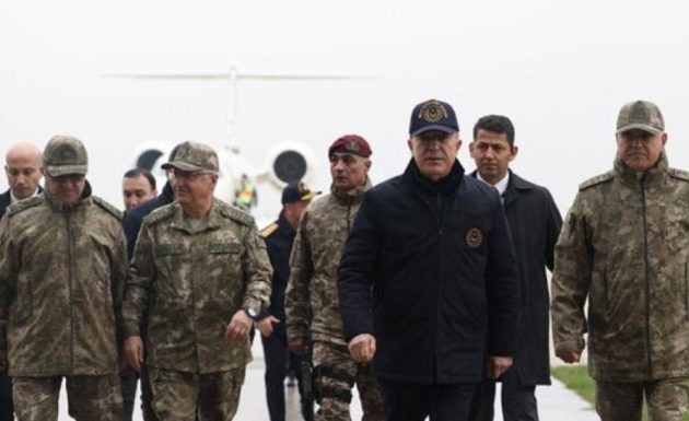Ο Χουλουσί Ακάρ με τους Τούρκους αρχηγούς στα σύνορα με τη Συρία