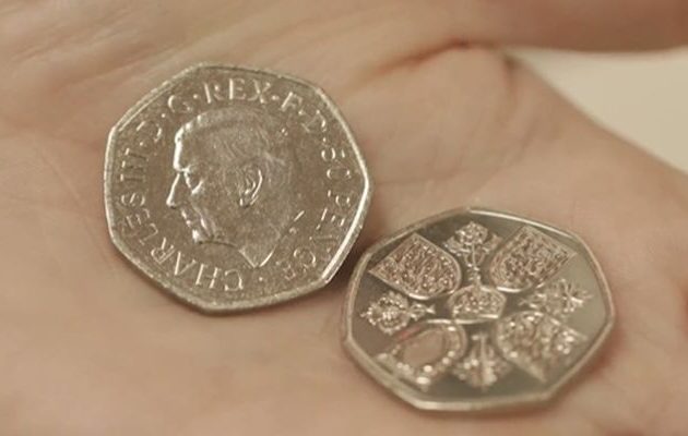 Έτοιμα τα πρώτα κέρματα με το «κεφάλι» του βασιλιά Κάρολου