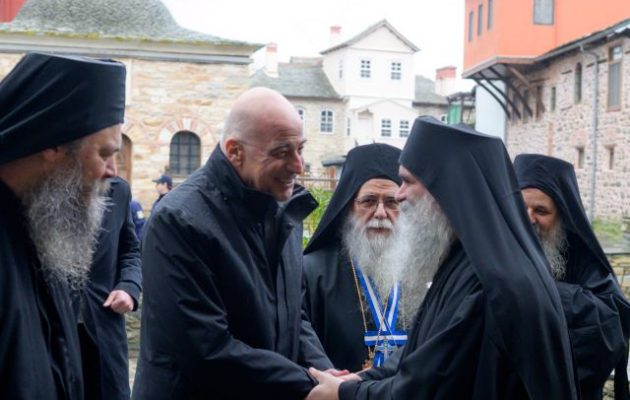 Ο Νίκος Δένδιας στο Άγιο Όρος «ως ταπεινός προσκυνητής»