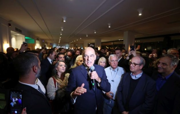 Ο Δένδιας στάθηκε ανάμεσα στους πολίτες και κάλεσε σε εθνική ενότητα (βίντεο)