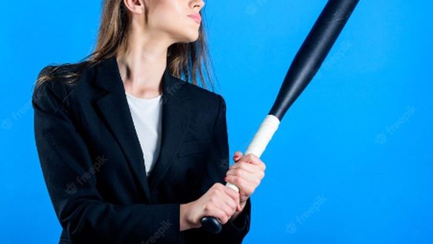 Κρήτη: 26χρονη έγκυος χτύπησε με ρόπαλο τον 29χρονο σύντροφό της – Του έσπασε και το αυτοκίνητο