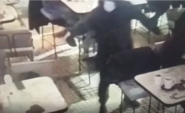 Νέα Σμύρνη: Δύο οι νεκροί και μια γυναίκα τραυματίας από τους πυροβολισμούς σε καφέ-μπαρ (βίντεο)