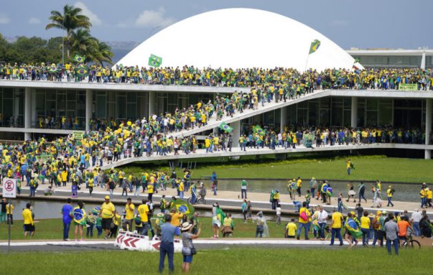 Ταραχές στη Βραζιλία: Υποστηρικτές του Μπολσονάρου εισέβαλαν στο Κογκρέσο και άλλα δημόσια κτίρια (βίντεο)