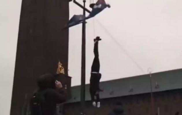 Σουηδία: Κρέμασαν ανάποδα ομοίωμα του Ερντογάν στη Στοκχόλμη – «Φρίκαραν» οι Τούρκοι (βίντεο)