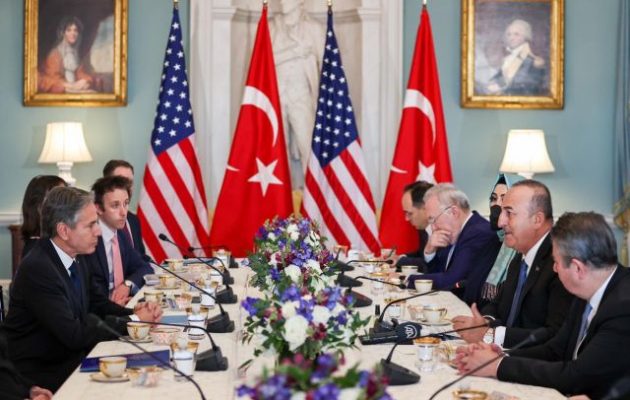 Ο Τσαβούσογλου παρότρυνε τον Λευκό Οίκο να κρατήσει ίσες αποστάσεις από Τουρκία και Ελλάδα