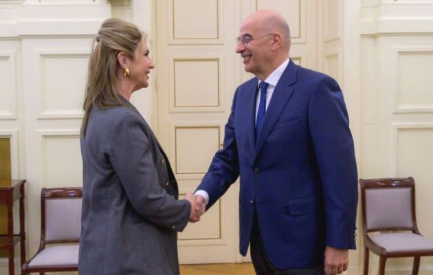 Ο Νίκος Δένδιας συναντήθηκε με την πρέσβη του Παναμά Ιουλία Λυμπεροπούλου