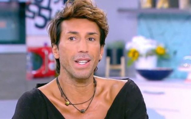 Ο Κωνσταντίνος Εμμανουήλ περιγράφει το «ξύλο» που του έριξε η σύντροφός του