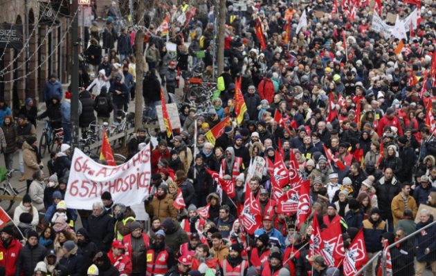 Γαλλία: Τραβάει το σχοινί ο Μακρόν – Πέρασε η αύξηση ορίου ηλικίας για σύνταξη στα 64 έτη