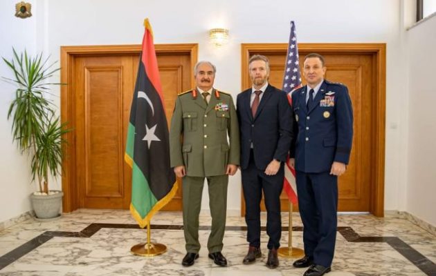 Ο Χάφταρ συνάντησε τον Αμερικανό Επιτετραμμένο στη Λιβύη και τον αν. διοικητή της AFRICOM