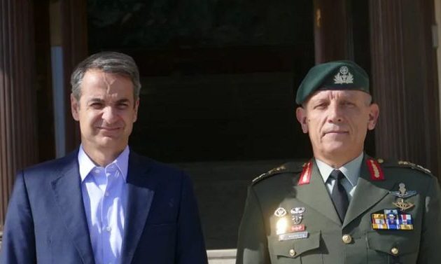 Πολιτικός «πόλεμος» με επίκεντρο τον στρατηγό Φλώρο – «Χαμός» μετά τις καταγγελίες και για «μαύρο» χρήμα – Τι απαντάει το ΓΕΕΘΑ