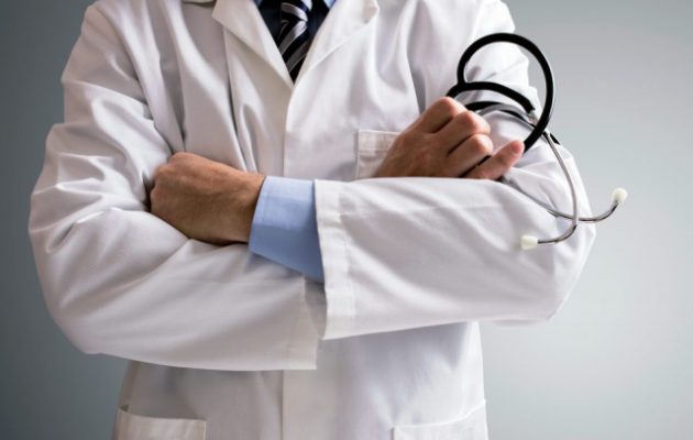 Ο καρδιοχειρουργός εκτός από «φακελάκι» ήθελε και ερωτικό «μεζέ» – «Κοίταζε το στήθος μου – Μου είπε “θα τα βρούμε αλλιώς”»