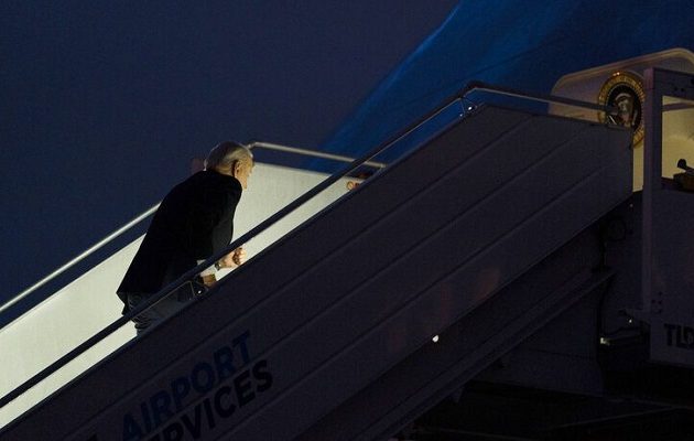 Σκόνταψε πάλι ο Τζο Μπάιντεν – Αυτή φορά στη σκάλα Air Force One (βίντεο)