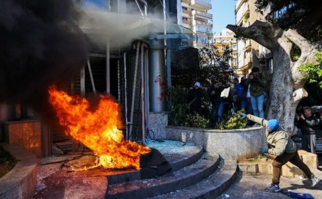 Λίβανος: Στη Βηρυτό οι πολίτες καίνε τράπεζες