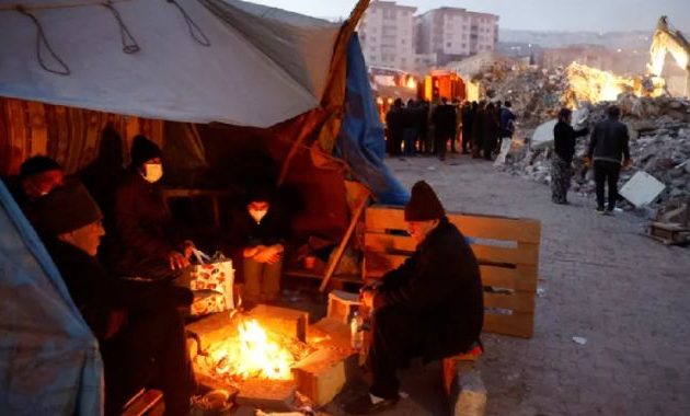 Σεισμός Τουρκία – Φρικτές διηγήσεις δημοσιογράφων: «Λύκοι τρώνε τα πτώματα»