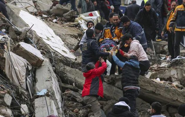 Αλί Μπαμπατζάν: Η Τουρκία δεν ανακοινώνει όλους τους νεκρούς του σεισμού