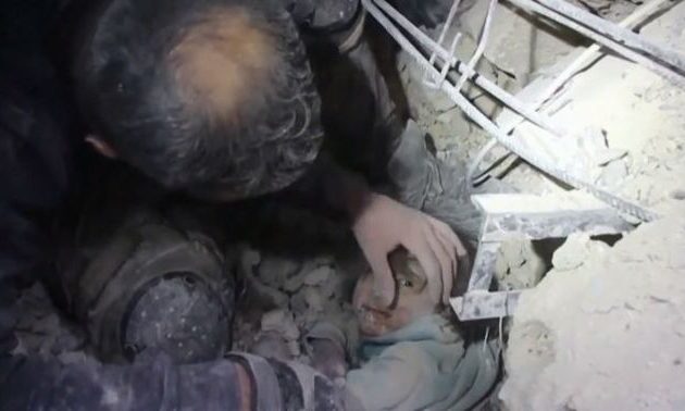 Σεισμός – Μητροπολίτης Χαλεπίου: Δεν υπάρχουν σωστικά συνεργεία – Πολίτες βγάζουν με τα χέρια τους εγκλωβισμένους