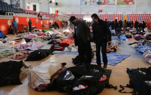 Σεισμός Τουρκία: Αναζητούν τους συγγενείς τους σε ανοιχτούς χώρους «στρωμένους» με πτώματα