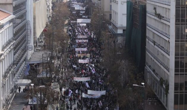 Δεκάδες χιλιάδες διαδηλωτές στο κέντρο της Αθήνας