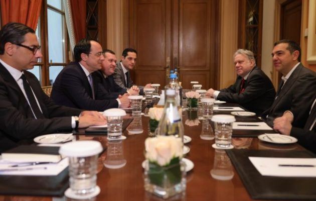 Χριστοδουλίδης-Τσίπρας για Κυπριακό: «Επανέναρξη διαπραγματεύσεων από εκεί που σταμάτησαν στο Κραν Μοντανά»