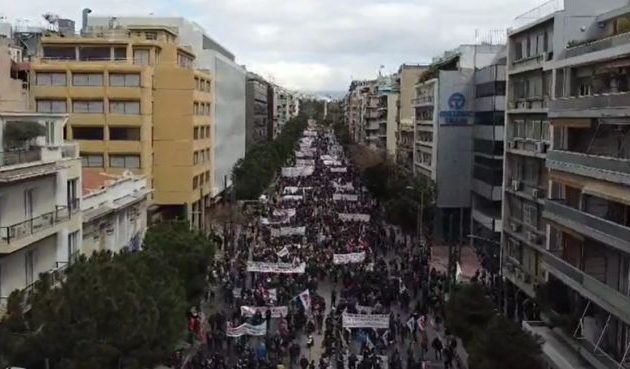 Χιλιάδες πολίτες στους δρόμους της Αθήνας – Τεράστια διαδήλωση (βίντεο)