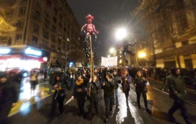 Χιλιάδες υπό βροχή στην Αθήνα: «Σκοτώνετε εφήβους, βιάζετε παιδιά, πουλάτε τις ζωές μας σε χέρια ιδιωτικά»