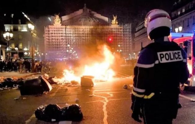 Υπό μεγάλη πίεση η κυβέρνηση Μακρόν – Η συνταξιοδοτική μεταρρύθμιση εγκρίθηκε αλλά ο λαός διαδηλώνει