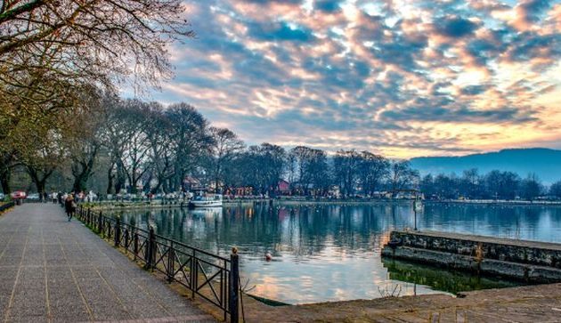 Ιωάννινα: Επιχειρηματίας έβαλε να πετάξουν στη λίμνη την έγκυο σύντροφό του