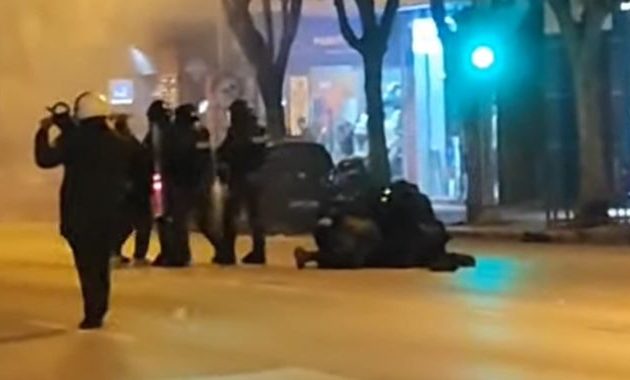Τα ΜΑΤ χτύπησαν στη Θεσσαλονίκη τους διαδηλωτές για τα Τέμπη (βίντεο)