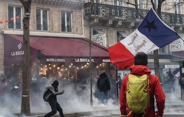 Ο Κάρολος δεν θα πάει Παρίσι επειδή «πέφτει ξύλο» – Κάθε Άγγλος βασιλιάς τρέμει μπροστά στον εξεγερμένο λαό