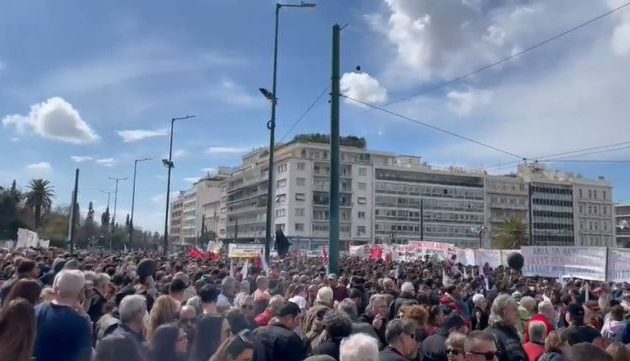 Μεγάλη πορεία στην Αθήνα για τα Τέμπη – Οι προβοκάτορες μπαχαλάκηδες ξεκίνησαν επεισόδια