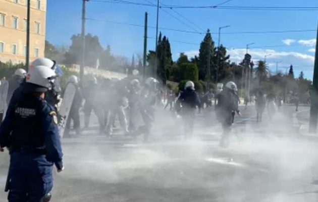 ΣΥΡΙΖΑ-ΠΣ: Πριν ακόμα στερέψουν τα δάκρυα η κυβέρνηση έριξε δακρυγόνα στους διαδηλωτές για τα Τέμπη