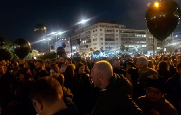 Τα ΜΑΤ επιτέθηκαν στους ειρηνικούς διαδηλωτές στο Σύνταγμα – Ξύλο και χημικά