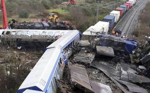 Τραγωδία Τέμπη: Μυστήριο παραμένει η έκρηξη – Τι συνέβη με τις λαμαρίνες που μετέφερε το τρένο