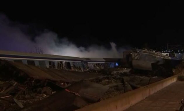 Τραγωδία στα Τέμπη: Τουλάχιστον 16 νεκροί και 85 τραυματίες από τη σύγκρουση τρένων