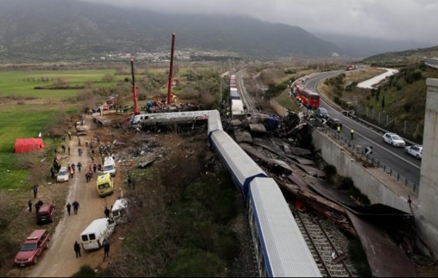 Süddeutsche Zeitung: Αποδιοπομπαίος τράγος ο σταθμάρχης για το δυστύχημα στα Τέμπη