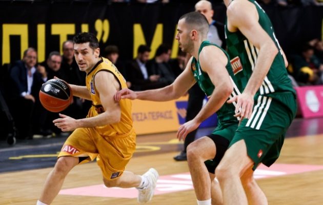 «Βασίλισσα» η ΑΕΚ 77-73 τον Παναθηναϊκό που καταρρέει