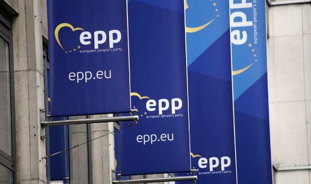 Έφοδος της Αστυνομίας στα γραφεία του ΕΛΚ (δεξιά) στις Βρυξέλλες