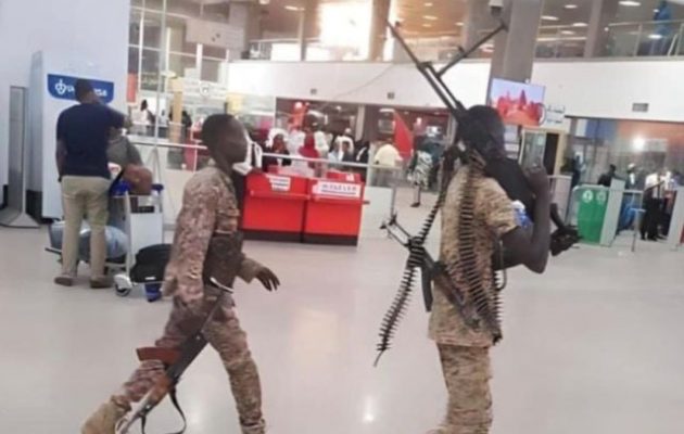 Σουδάν: Ο Μοχάμεντ Χαμντάν Ντάγκλο των RSF συγκρούεται με τον τακτικό στρατό του Άμπντελ Φάταχ αλ Μπουρχάν